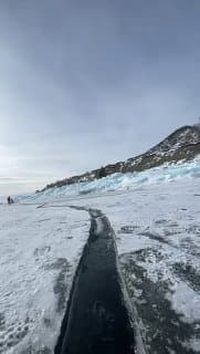 После 50-градусных морозов в Иркутскую область пришла оттепель - на льду Байкала в проливе Малое Море образовалась большая трещина image preview