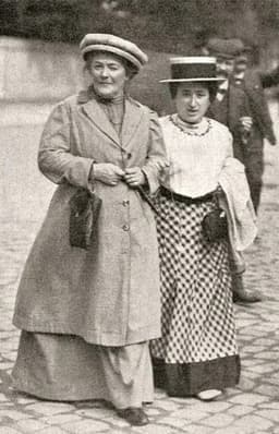 Вот они, две подруженьки - Розочка Люксембург... image preview